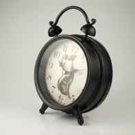 Kovový budík kočka