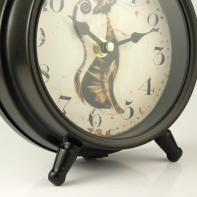 Kovový budík kočka