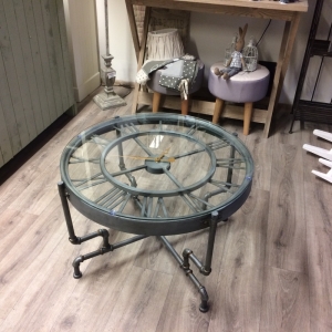 Kovový konferenční stůl hodiny 67×44,5×67cm