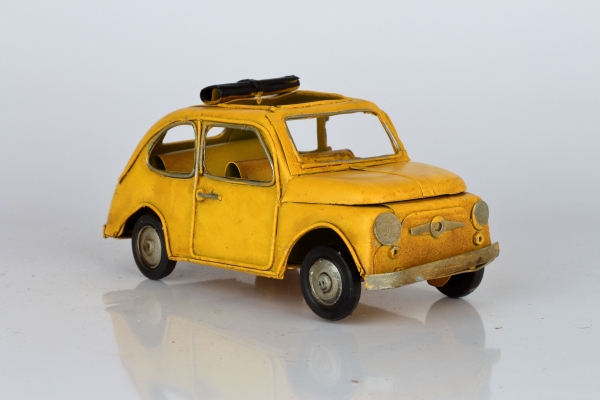 Kovový model auta s rolovací střechou