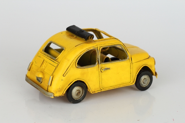 Kovový model auta s rolovací střechou