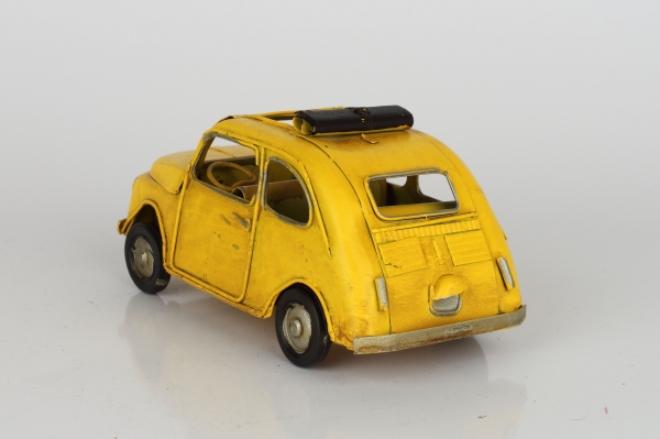 Kovový model auta s rolovací střechou