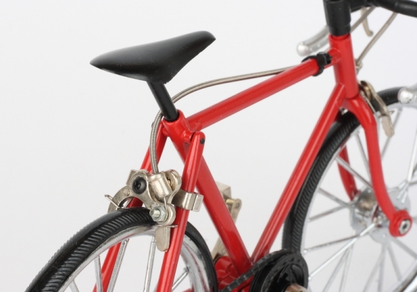 Kovový model červeného jízdního kola 22x14cm