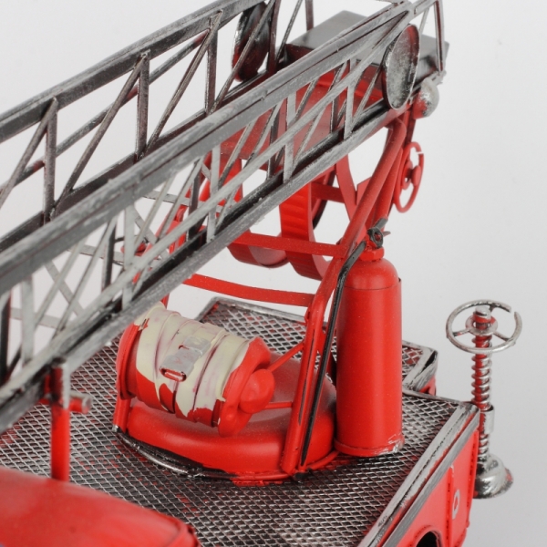 Kovový model hasičského auta s žebříkem 36x11cm