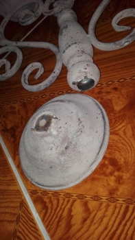 Kovový pětiramenný svícen starodávný vzhled - poškozený dek4490