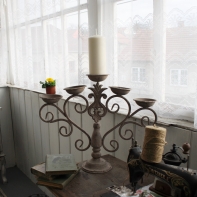 Kovový pětiramenný svícen starodávný vzhled