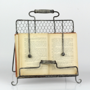 Kovový stojan na kuchařku s patinou