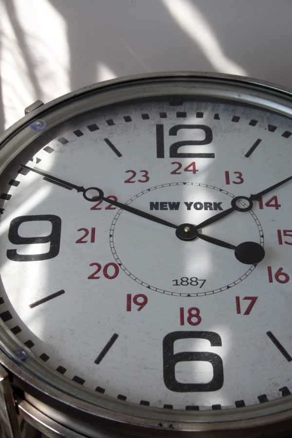 Kovový stůl - hodiny 52×60,7×52cm