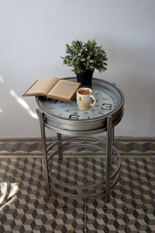 Kovový stůl - hodiny 52×60,7×52cm