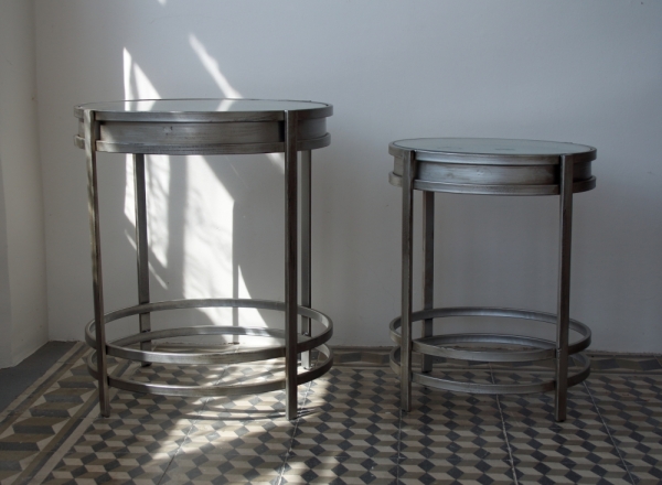 Kovový stůl - hodiny 52×60,7×52cm