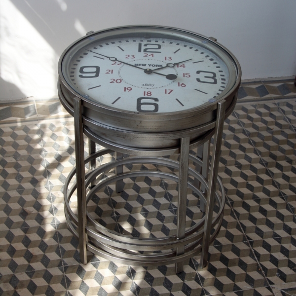 Kovový stůl - hodiny 52×60,7×52cm