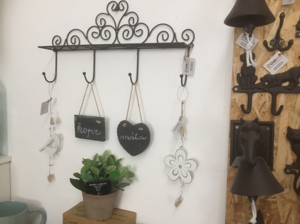 Kovový věšáček s ornamenty 48cm