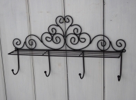 Kovový věšáček s ornamenty 48cm