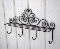 Kovový věšáček s ornamenty 48cm