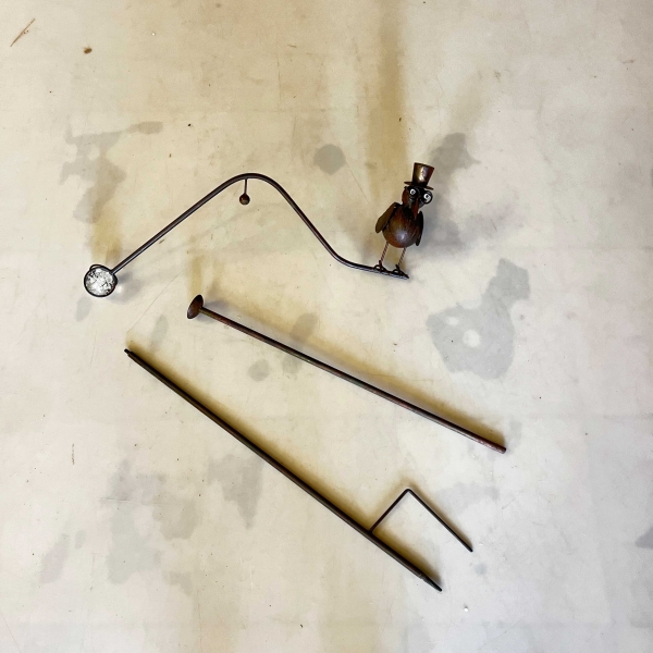 Kovový zahradní zápich s pohyblivým ptákem 120 cm