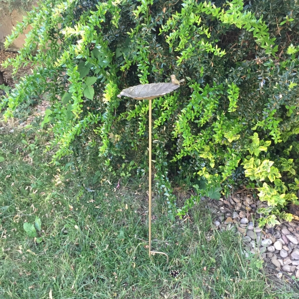 Kovový zápich do zahrady 86cm s pítkem