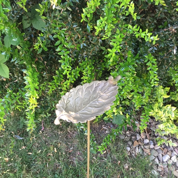 Kovový zápich do zahrady 86cm s pítkem