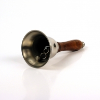 Kovový zvonek s dřevěným držátkem