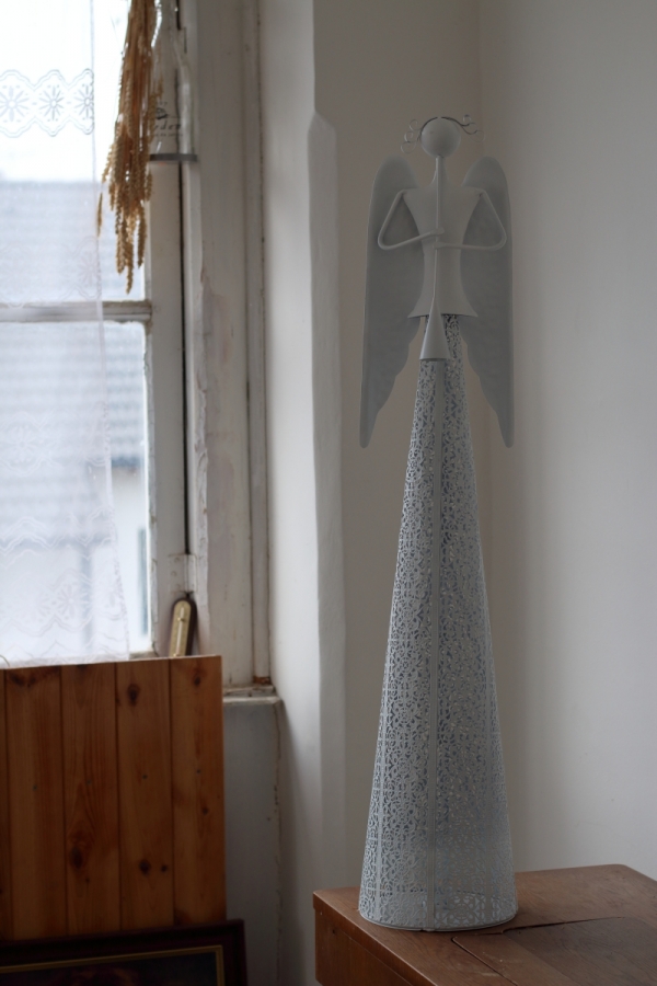 Kovoý anděl dekorace s flétnou