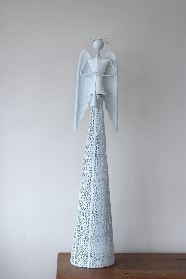 Kovoý anděl dekorace s flétnou