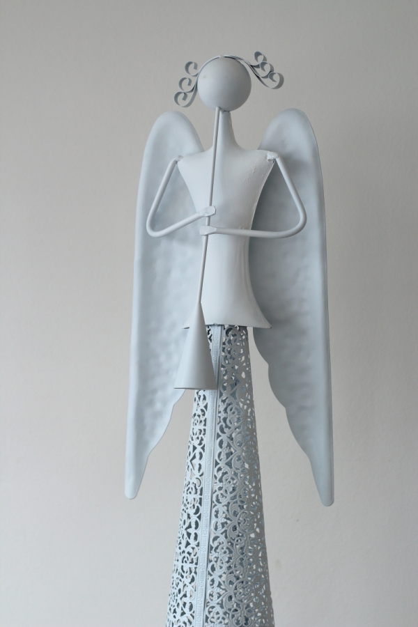 Kovoý anděl dekorace s flétnou