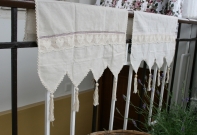 Krátká vintage záclona do kuchyně srdce 60x60cm