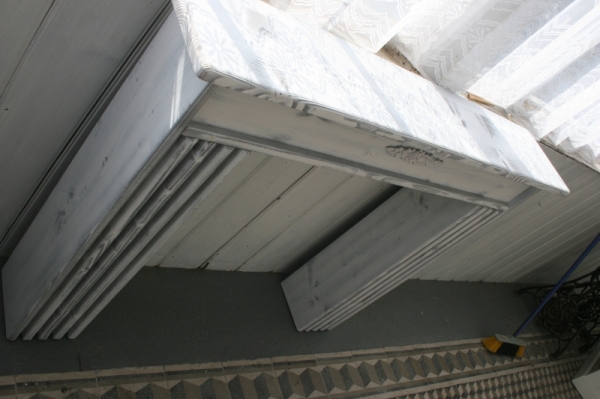 Krbová římsa s vyřezávanými nohami 125x25x100cm