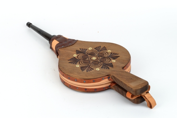Krbové dmychadlo s ornamentem 45 x 18 cm gravírované