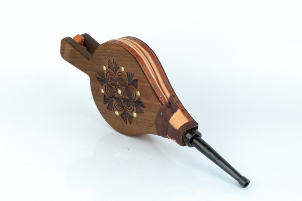 Krbové dmychadlo s ornamentem 45 x 18 cm gravírované