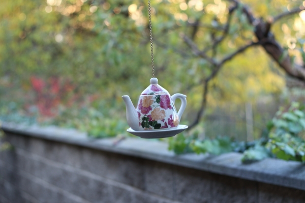 Krmítko pro ptáky konvička krémovo-růžová