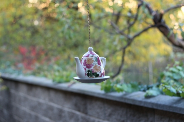 Krmítko pro ptáky konvička krémovo-růžová