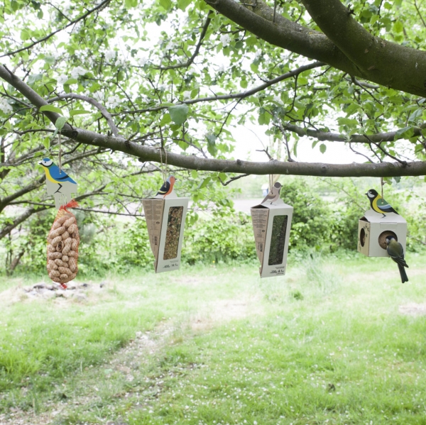 Krmítko pro ptáky lepenkové závěsné s velkou lojovou koulí 10 x 10 x 16 cm sýkora koňadra 