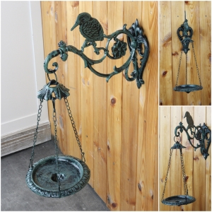 Krmítko pro ptáky na konzoli s datlem 42cm