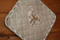 Kuchyňská chňapka šedé srdce 20x20cm