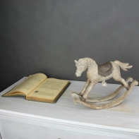 Kůň houpací hnědý 23,5cm