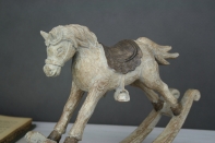 Kůň houpací hnědý 23,5cm