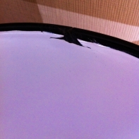 Kyblík z bílého smaltu - přetíraná glazura, chybí držátko