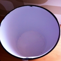 Kyblík z bílého smaltu - přetíraná glazura, chybí držátko