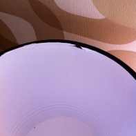 Kyblík z bílého smaltu - přetíraná glazura, chybí držátko