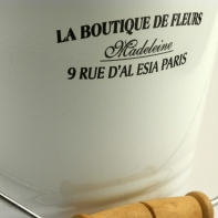 Kyblík z bílého smaltu