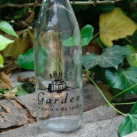 Láhev s uzávěrem Garden 1897 černý text 27cm