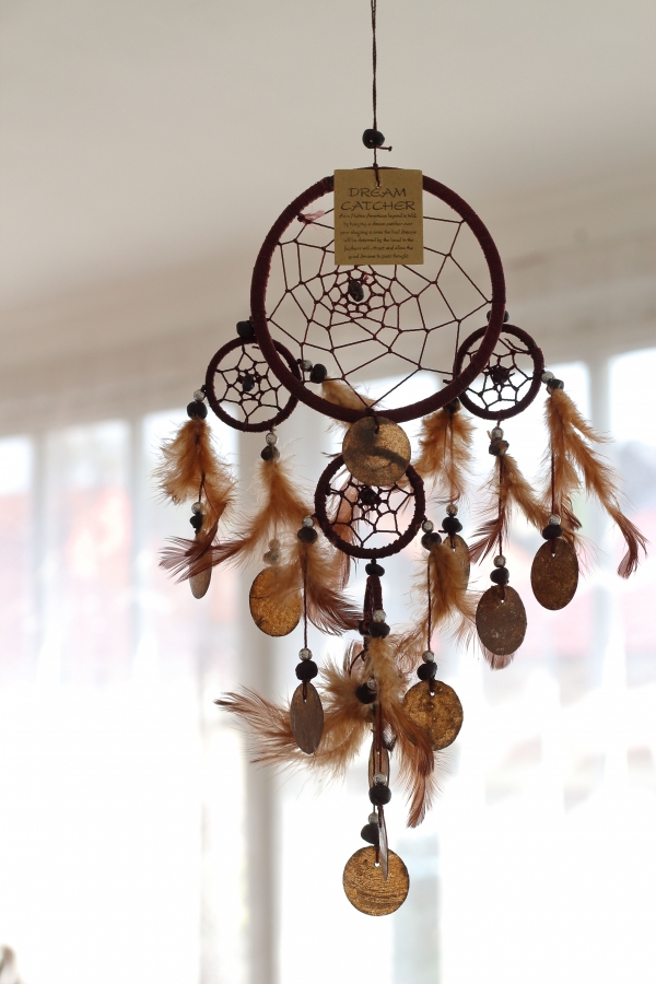 Lapač snů hnědý s penízky z mušloviny 12cm