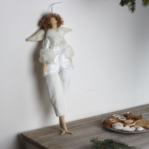 Látková andělka v bílém župánku 43cm