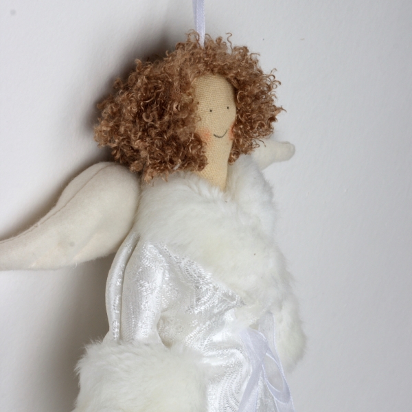 Látková andělka v bílém župánku 43cm