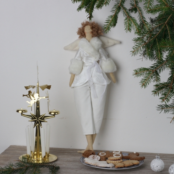 Látková andělka v bílém župánku 43cm