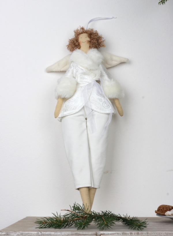 Látková andělka v bílém župánku 43cm