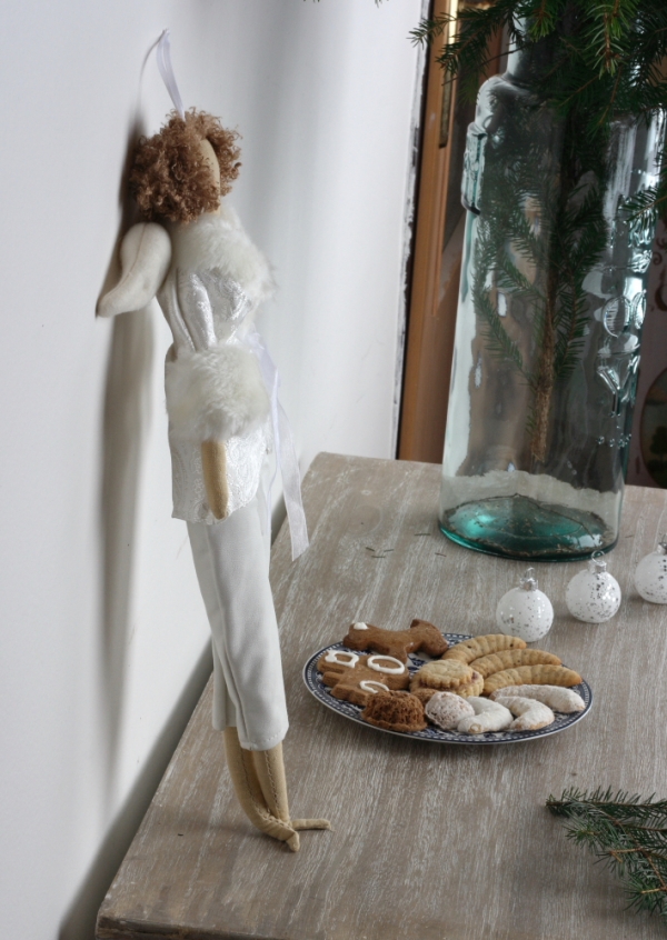 Látková andělka v bílém župánku 43cm