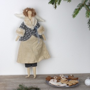 Látková andělka v kabátku 43cm