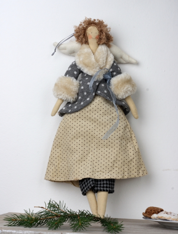 Látková andělka v kabátku 43cm