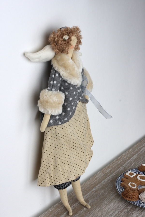 Látková andělka v kabátku 43cm